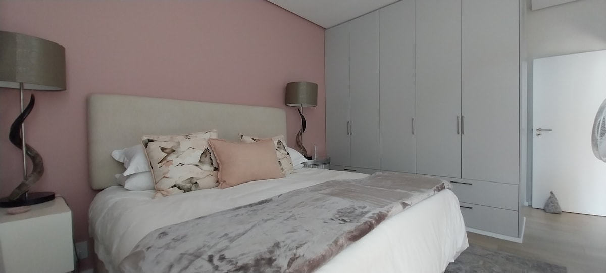 1 x bračni krevet s dovoljno prostora u ormarima i ladicama.