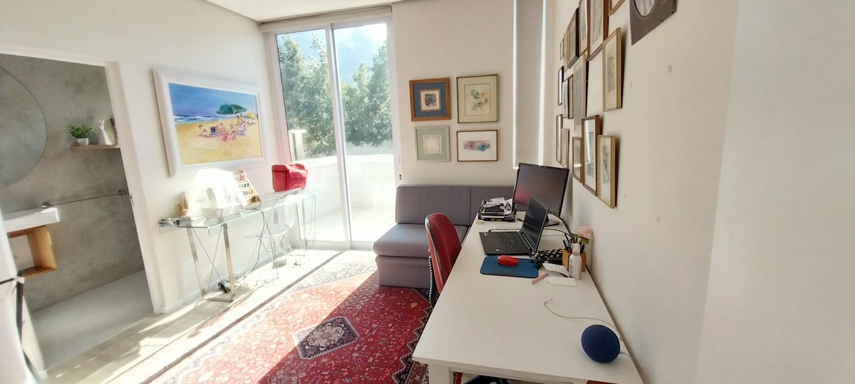 Spavaća soba 2 ima kauč na razvlačenje i klizna vrata koja se otvaraju na mali privatni balkon.  Vlastita kupaonica s tušem, umivaonikom i WC-om.