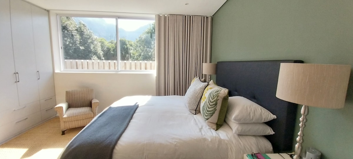 Glavna spavaća soba ima veliki bračni krevet i prekrasan pogled na planine.  Dovoljno prostora u ormarićima.  Vlastita kupaonica koja se sastoji od odvojenog WC-a i bidea.  Velika tuš-kabina sa staklenim krovom, tako da se osjećate kao da se tuširate vani!