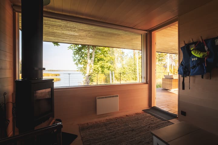 Raspored kreveta: kauč na razvlačenje širine 140 cm.