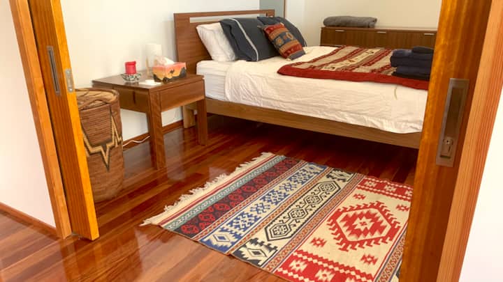 Dormitorio. Muebles de diseño de madera maciza de calidad.