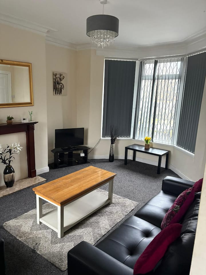 5 Bedroom House - Bradford - Bradford