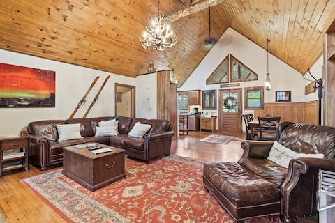 Popular Airbnb listing: Cabin w outdoor Fireplace, Spa, Walk to Banner Elk in Banner Elk