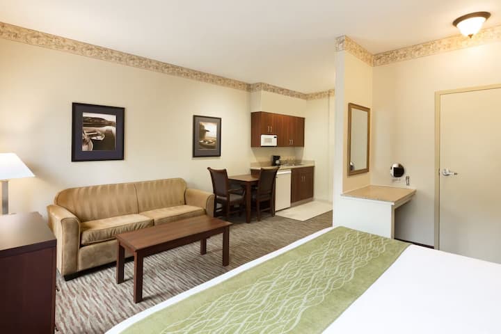 Hawthorn Rancho | Queen Suite | Free Breakfast - Folsom, CA