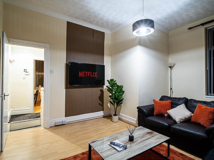 Contemporary 2-bed Home For Work & Family Stays - Headingley - Leeds