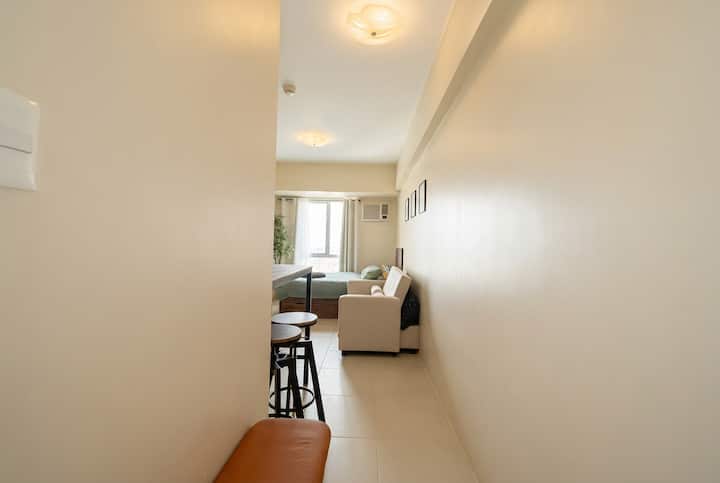 A bright, tiny living space that comfortably fits 4 guests, with room for 1 more if needed.