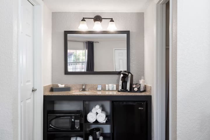 Laquinta Cocoa Beach | Queen Room | Pool & Parking - Cocoa Beach, FL