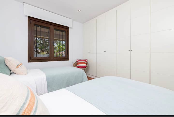 Chumba kina kabati kubwa lililojengwa ambalo hutoa nafasi kubwa ya kuhifadhi, pamoja na meza za kando ya kitanda na taa ambazo hutoa mwanga mzuri na wa kukaribisha.