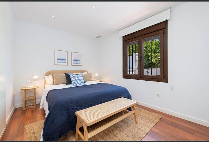 Chumba kikuu cha kulala ni sehemu iliyoundwa kwa ajili ya kupumzika na utulivu. Imepambwa kwa rangi laini na kwa mtindo wa kisasa na wa kawaida, inakualika kupumzika kuanzia wakati huo.