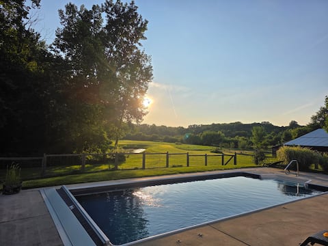 Avon Farmhouse-Sleeps 14 Game Room, Hot Tub, Pond!