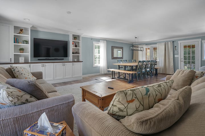 Avon Farmhouse-sleeps 14 Game Room, Hot Tub, Pond! - インディアナ州