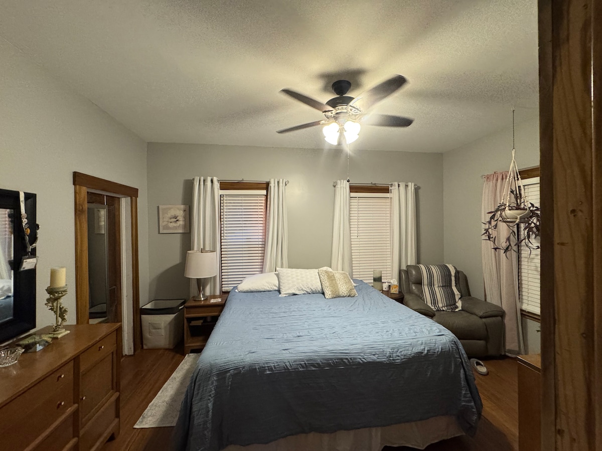 מיטת קינג סייז בחדר השינה הראשי