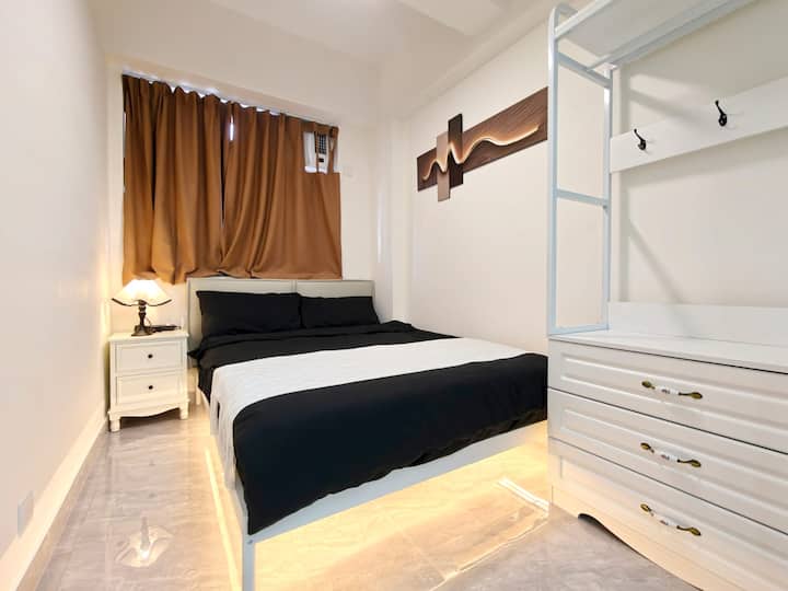 Por la noche, cierra las cortinas, cambia a una iluminación suave y enciende la pequeña lámpara de mesa junto a la cama para preparar un buen descanso.