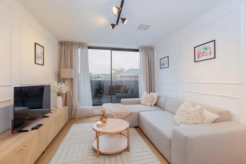 Successful Airbnb property: Windsor Castle view, new AC, free parking in Eton