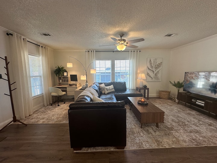 Boutique 4 Bed • 4 Bath Home • 1 Mile To Shsu - Huntsville, TX