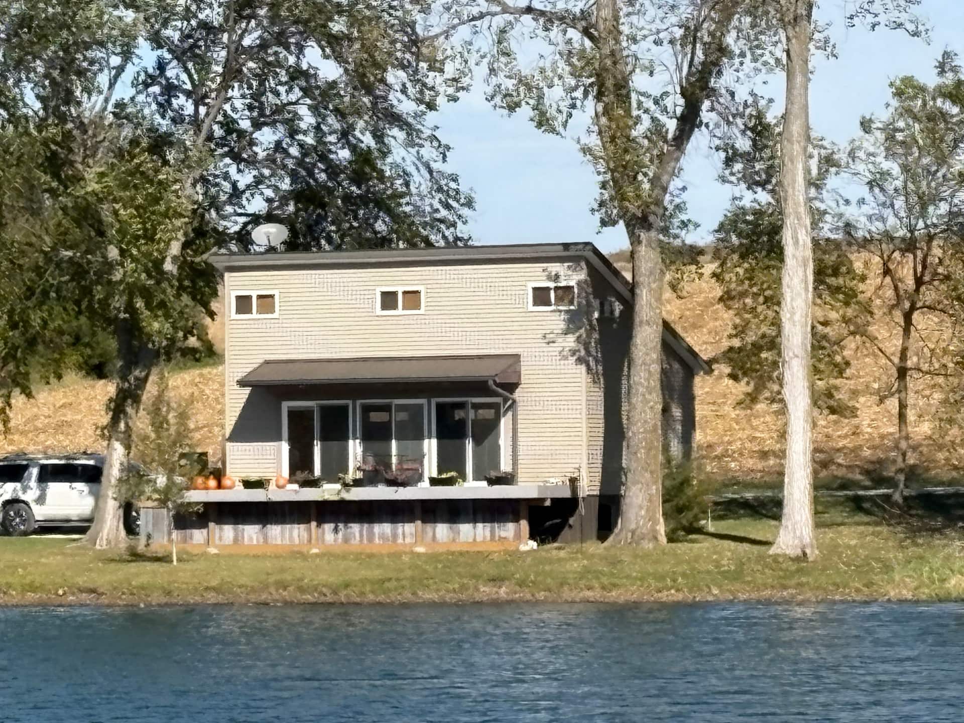 Relaxing pond house nestled in nature