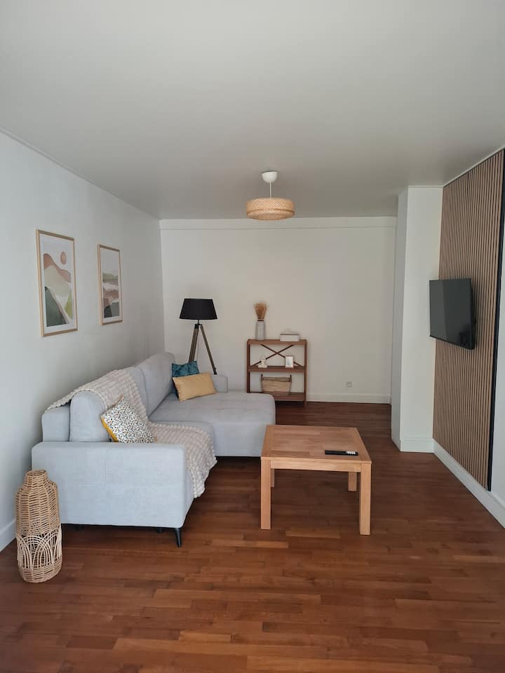 Sofa koja se pretvara u krevet dimenzija 140 × 200 cm.