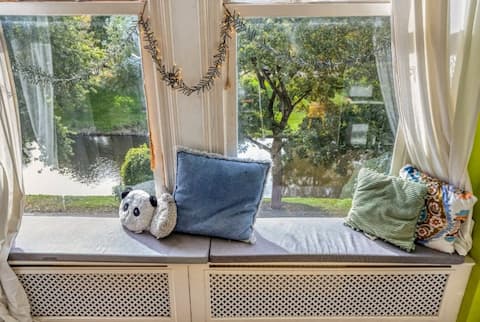 Top Airbnb: Magical Dollhouse over the canal in Middelland