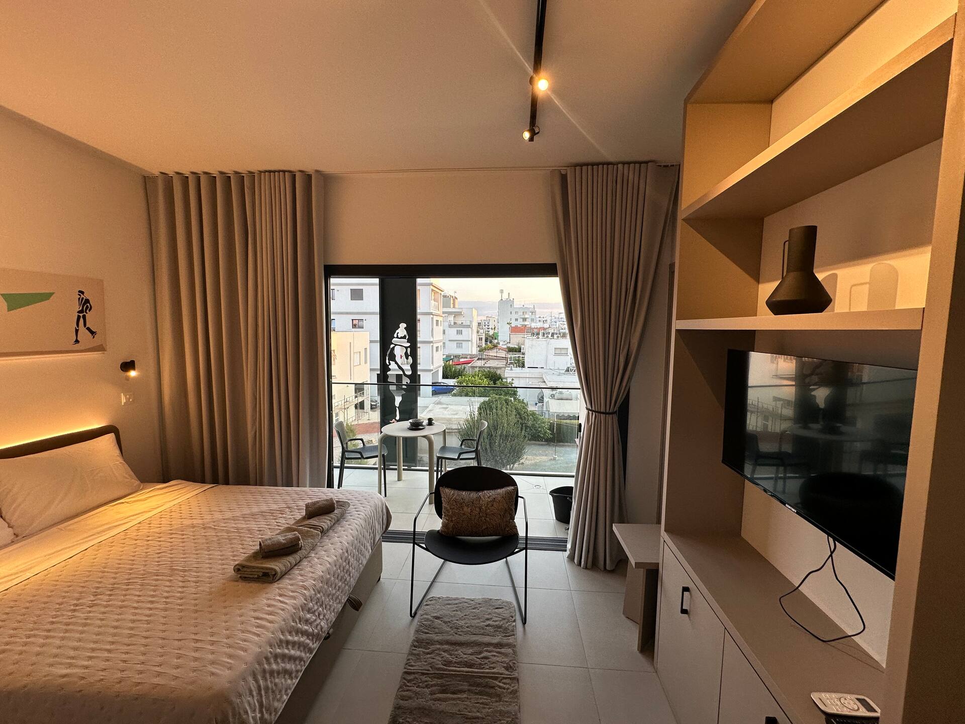 Nesseus Lux Suite 27 - Near UNIC & EUC