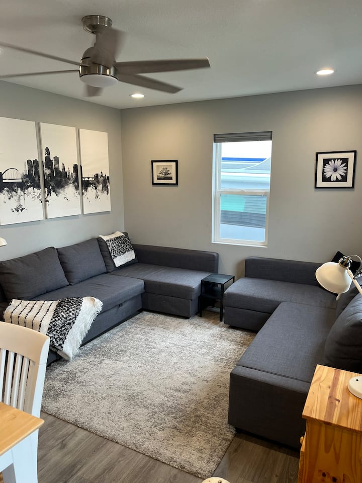 Newly Remodeled 2 Bedroom Home - Sleeps Up To 8! - West Des Moines, IA