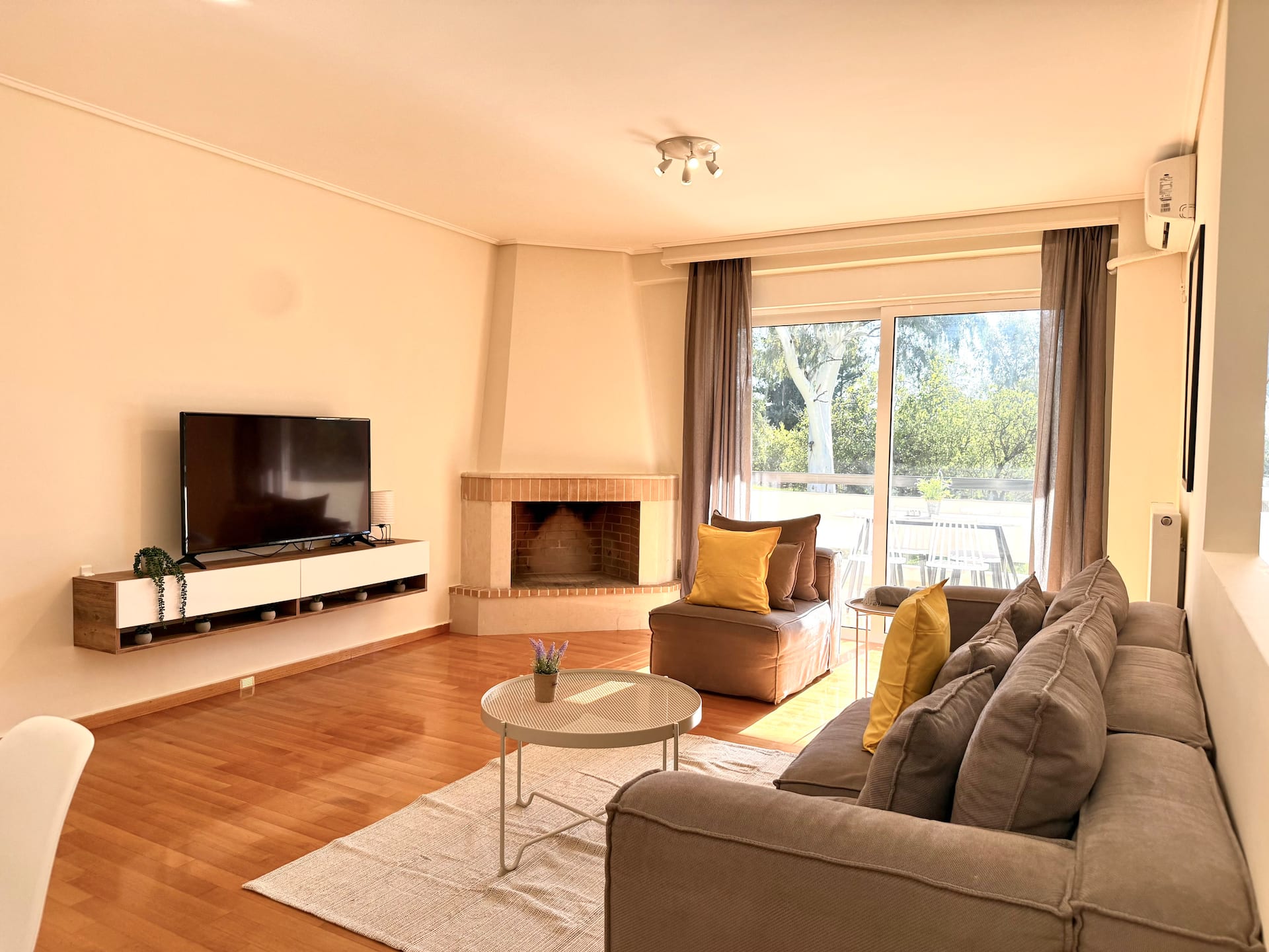 Omorfokklisias 27, Marousi — living area with green views