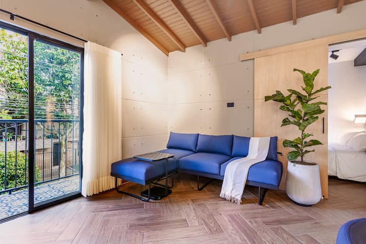 Spacious Apartment With Ac, Big Balcony | Casazu - Medellín