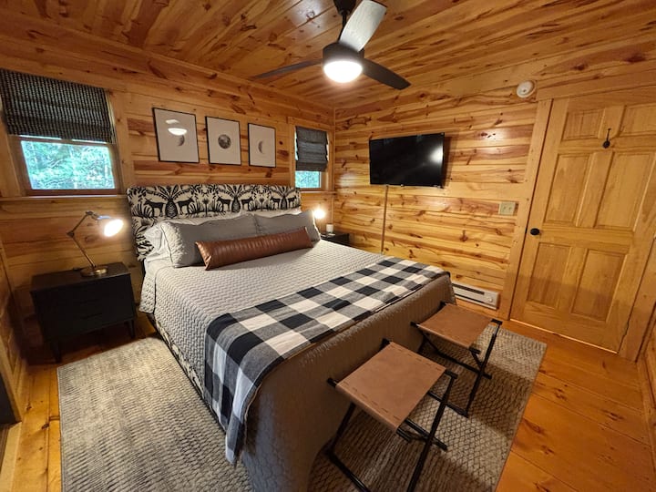 宁静的特大号卧室，配备露台通道、智能电视和豪华Nectar床垫。