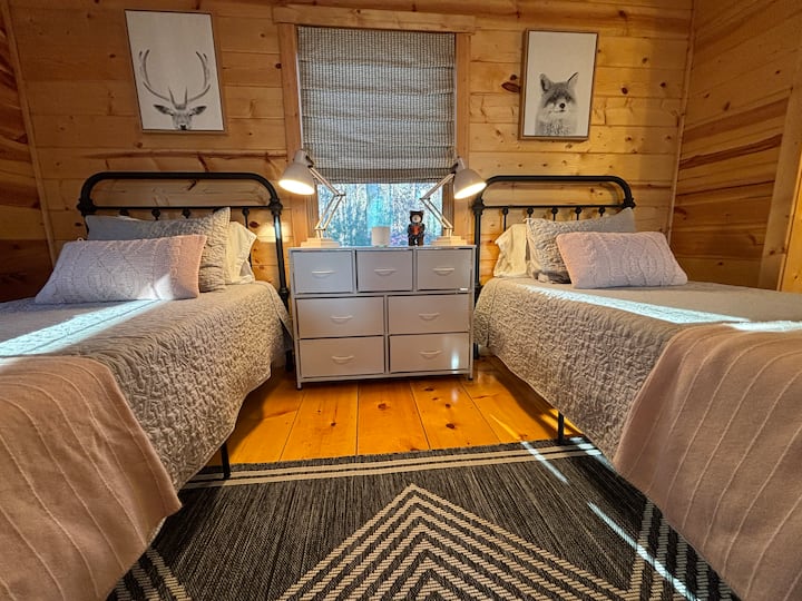 楼上舒适的卧室，配有两张单人Nectar床和独立卫生间。