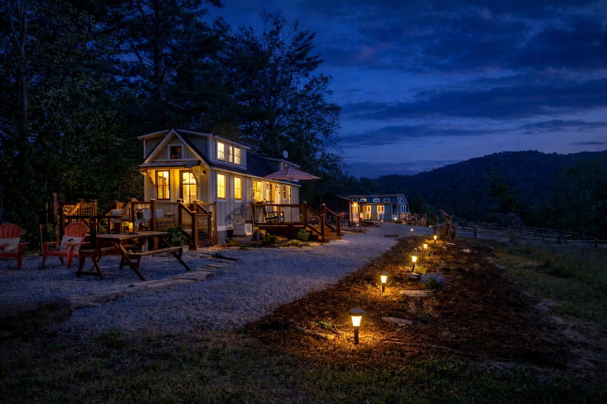 2 Tiny Homes •2 NEW Hot Tubs• Views Dog Yards Lake