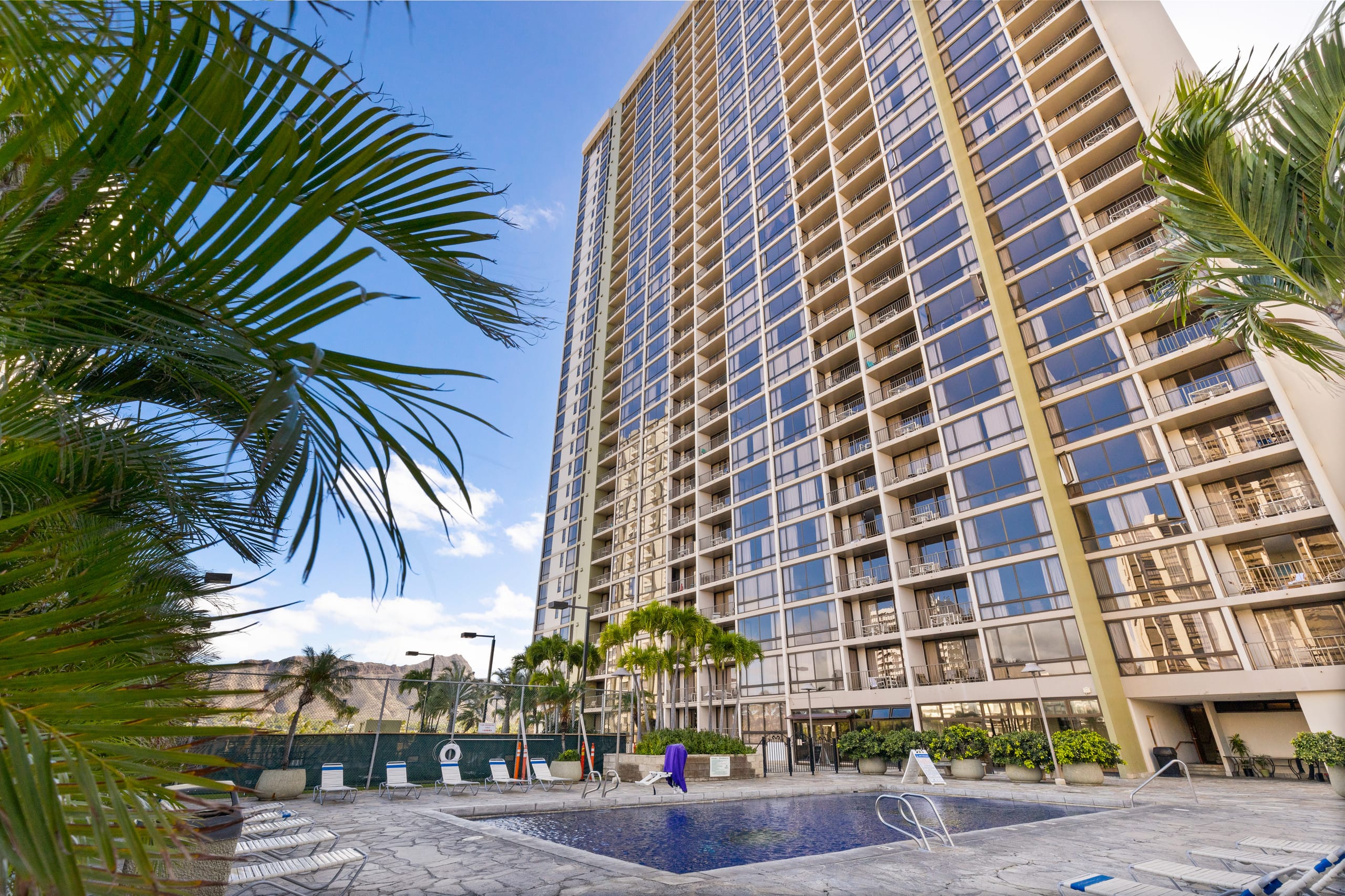 Modern Waikiki Hideaway Bright, Breezy & Beautiful - Image 33