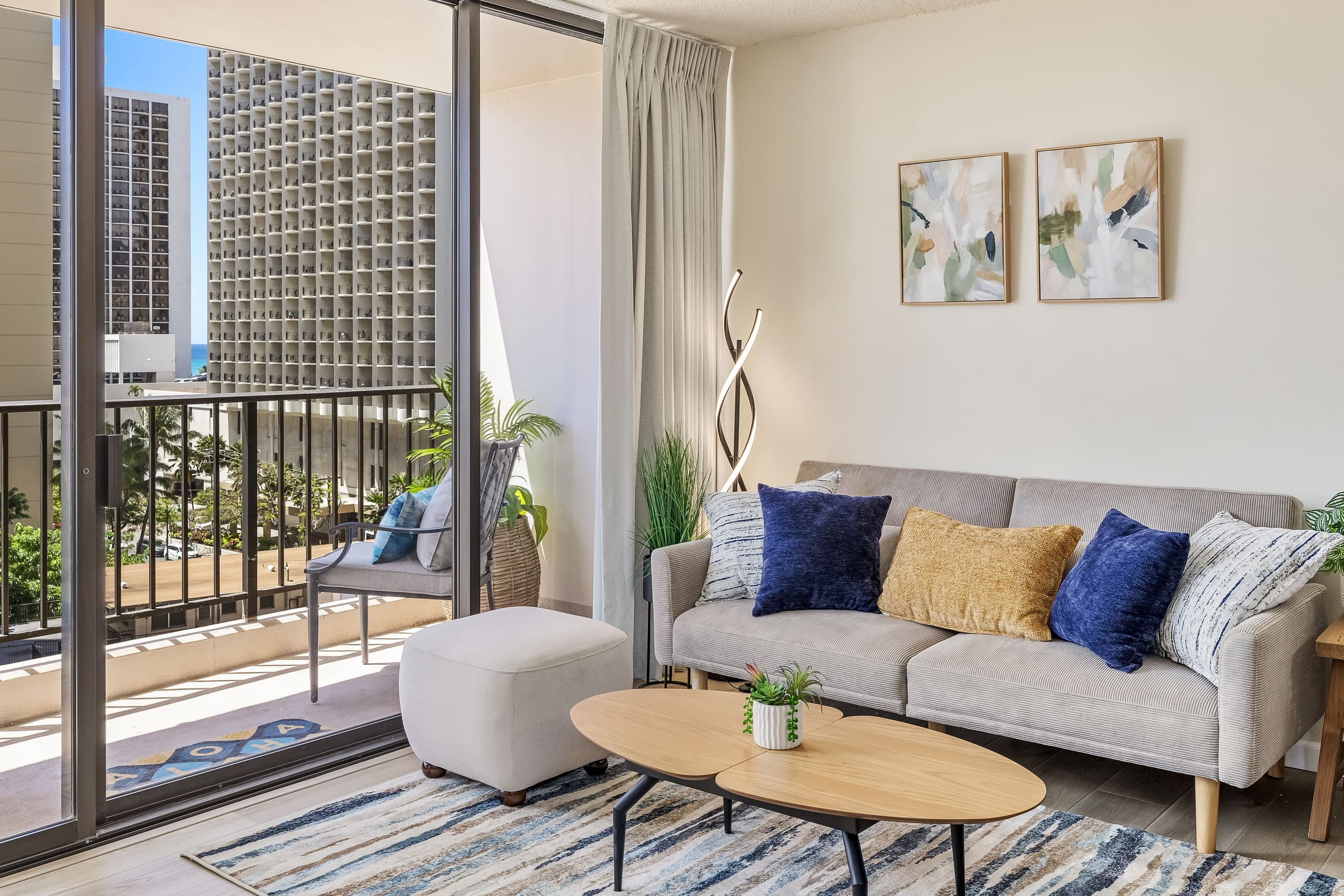 Modern Waikiki Hideaway Bright, Breezy & Beautiful - Image 7