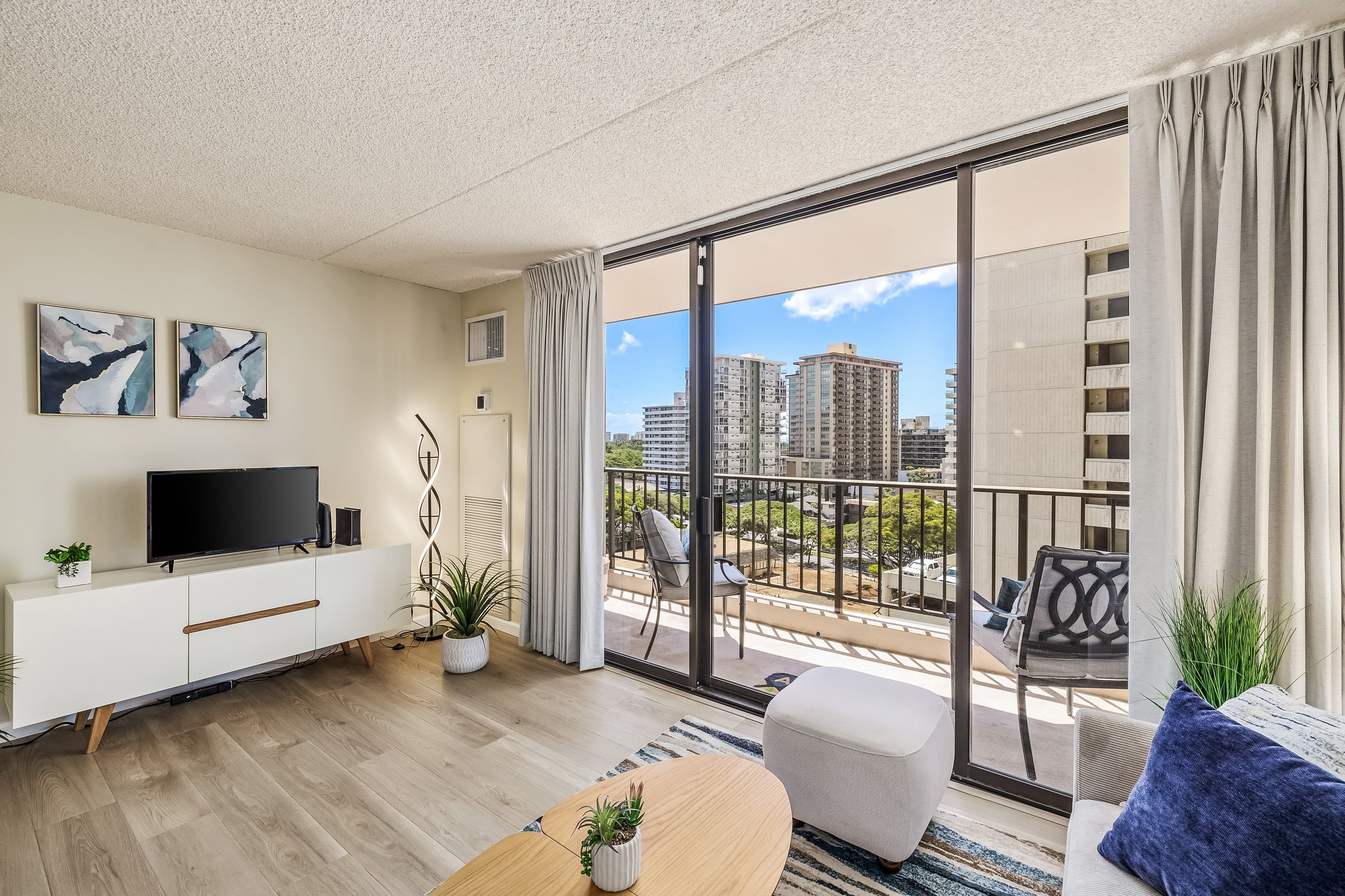 Modern Waikiki Hideaway Bright, Breezy & Beautiful - Image 3