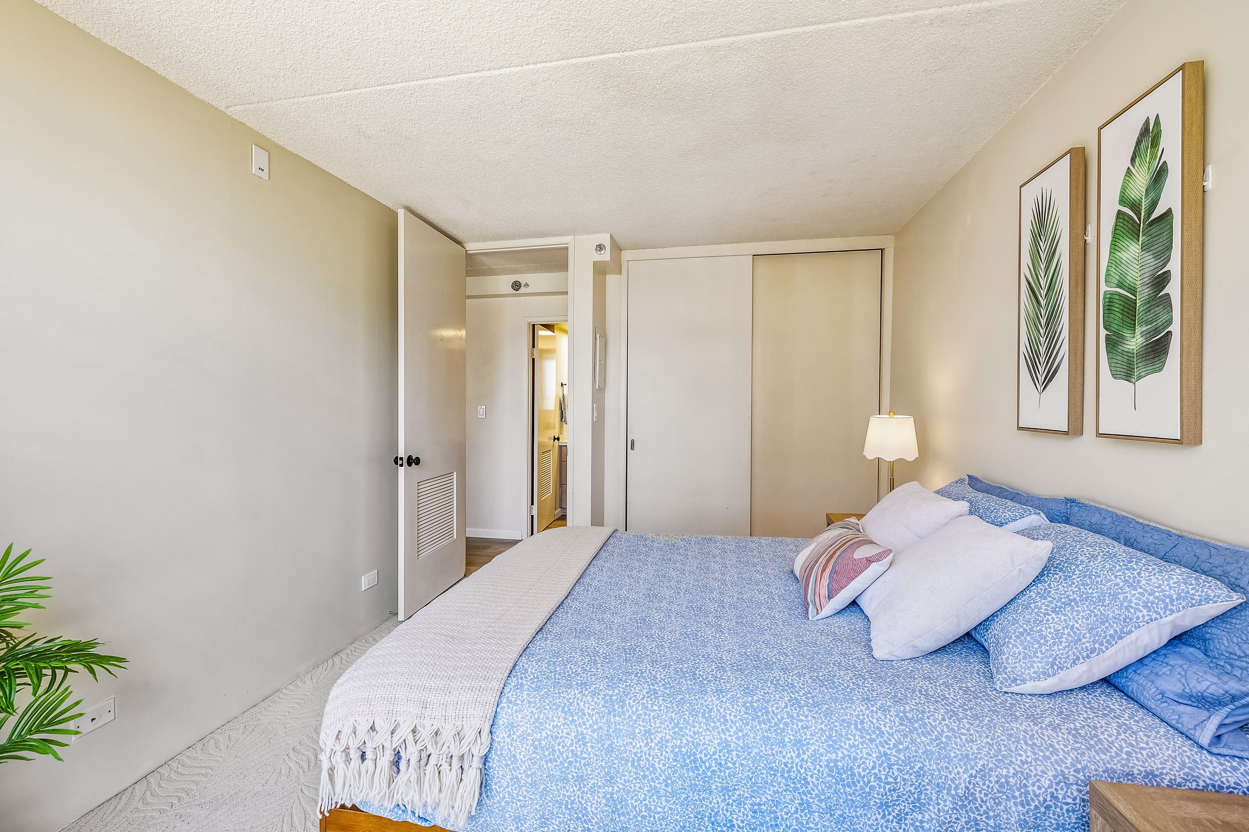 Modern Waikiki Hideaway Bright, Breezy & Beautiful - Image 15