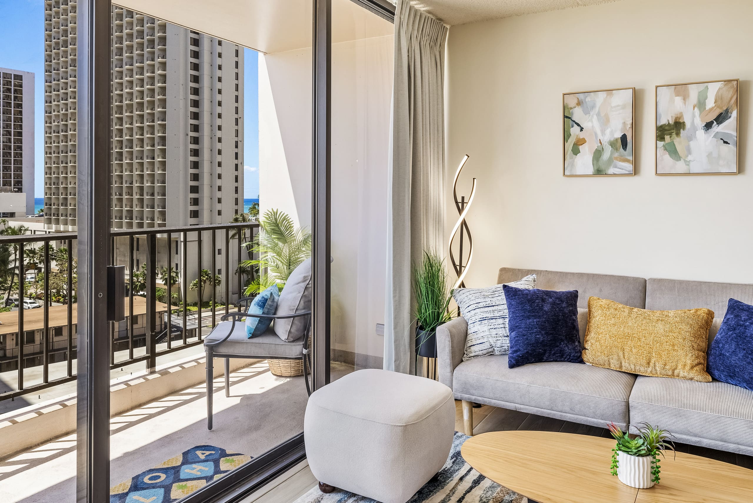 Modern Waikiki Hideaway Bright, Breezy & Beautiful - Image 4