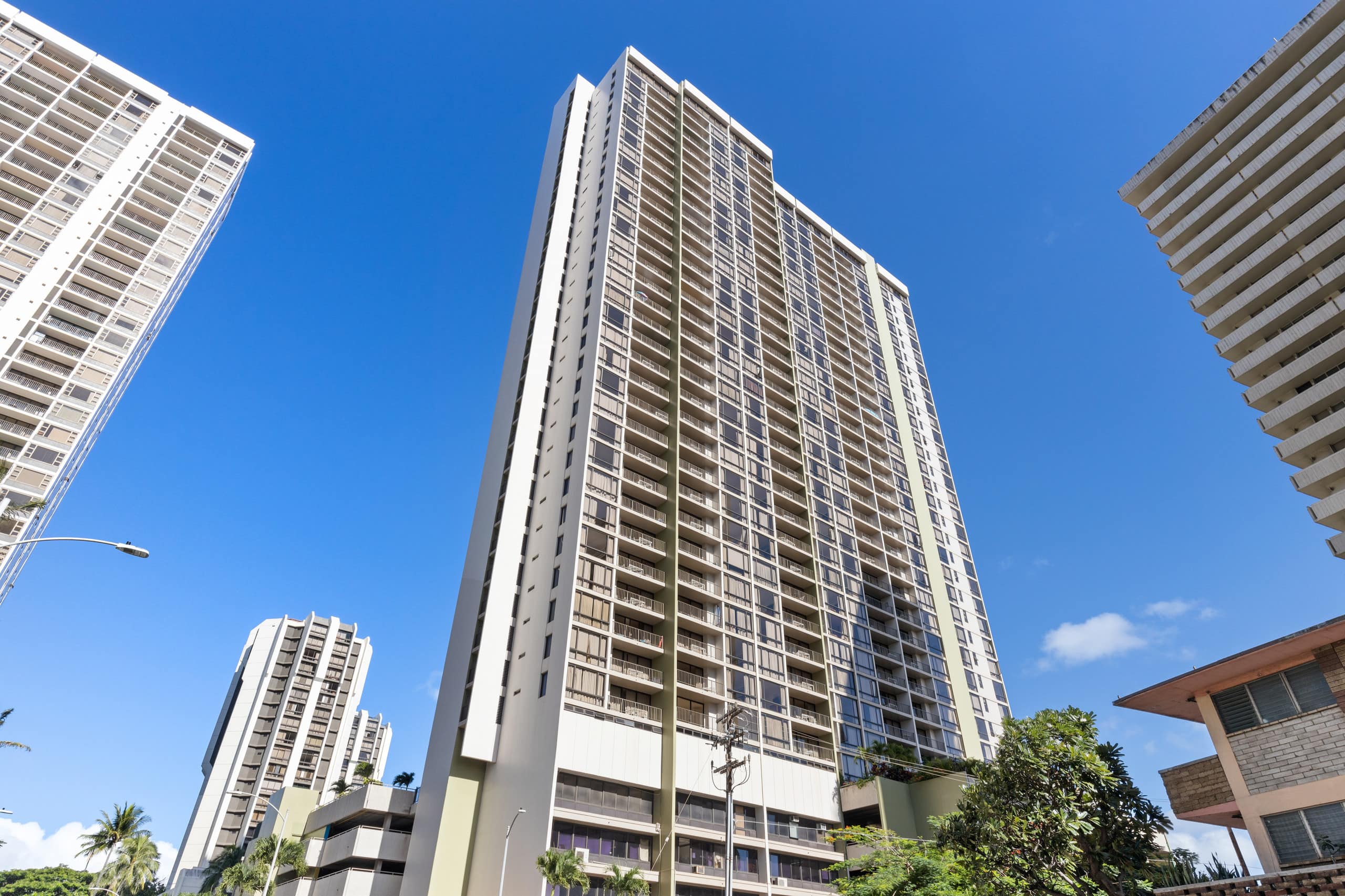 Modern Waikiki Hideaway Bright, Breezy & Beautiful - Image 25