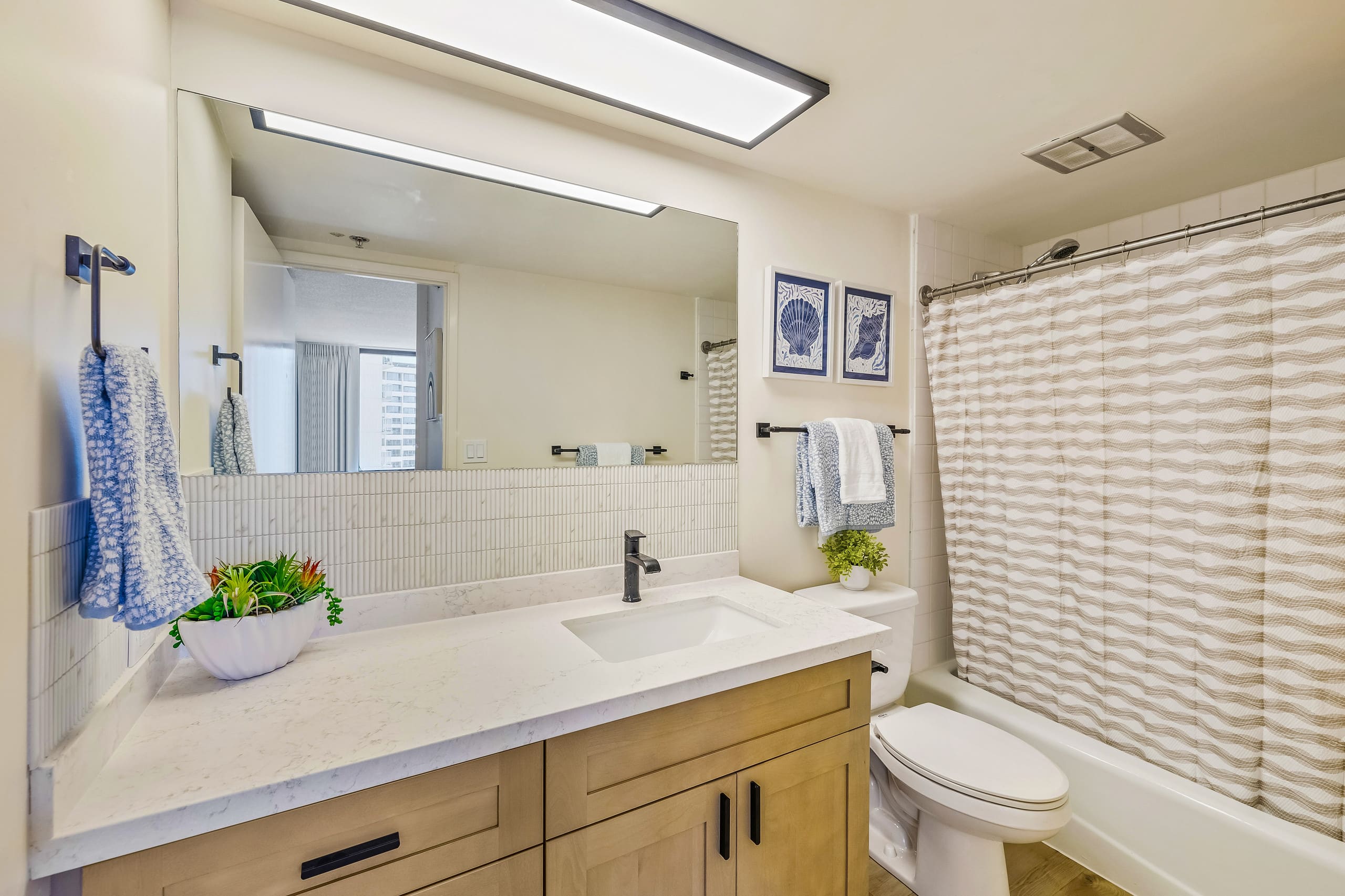 Modern Waikiki Hideaway Bright, Breezy & Beautiful - Image 18