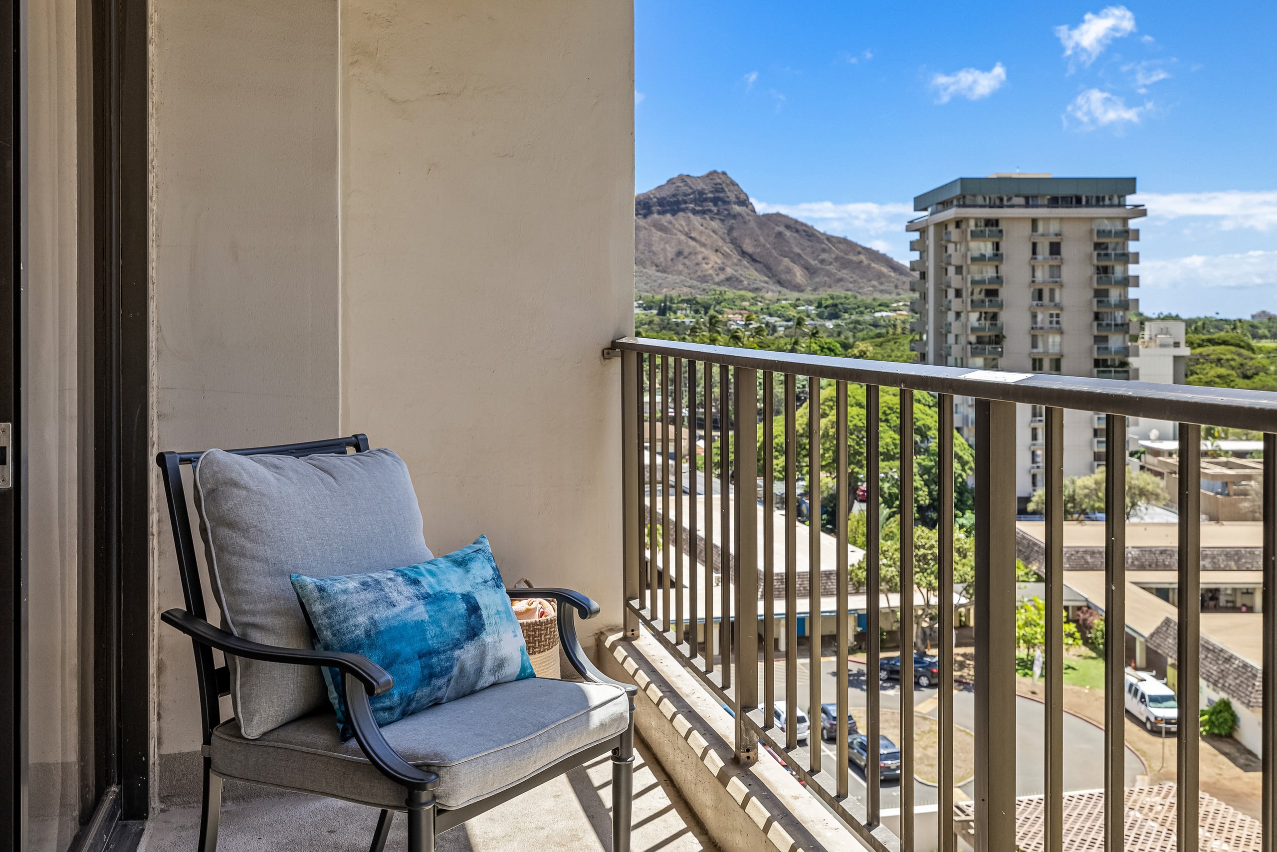 Modern Waikiki Hideaway Bright, Breezy & Beautiful - Image 20