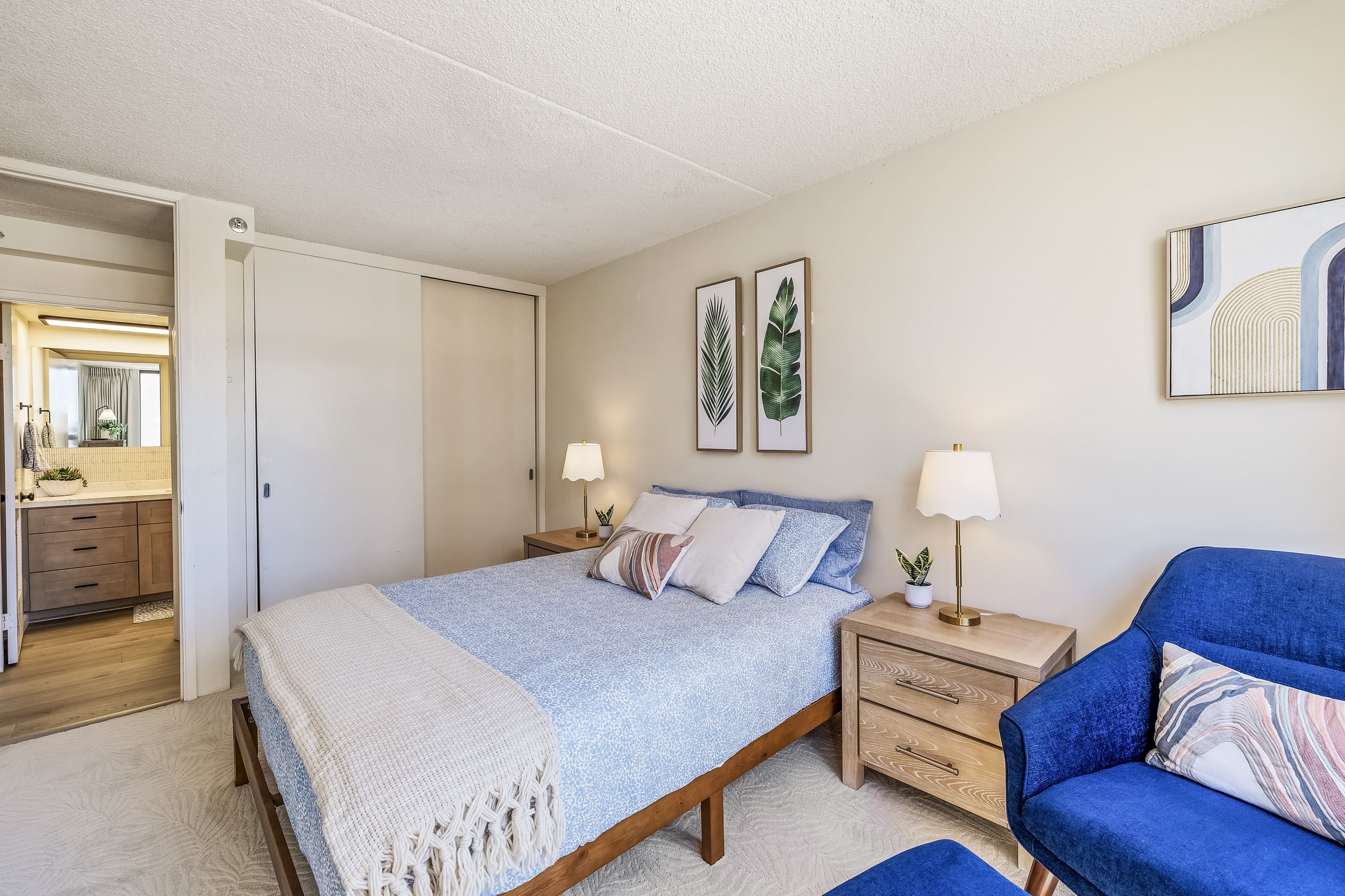 Modern Waikiki Hideaway Bright, Breezy & Beautiful - Image 16