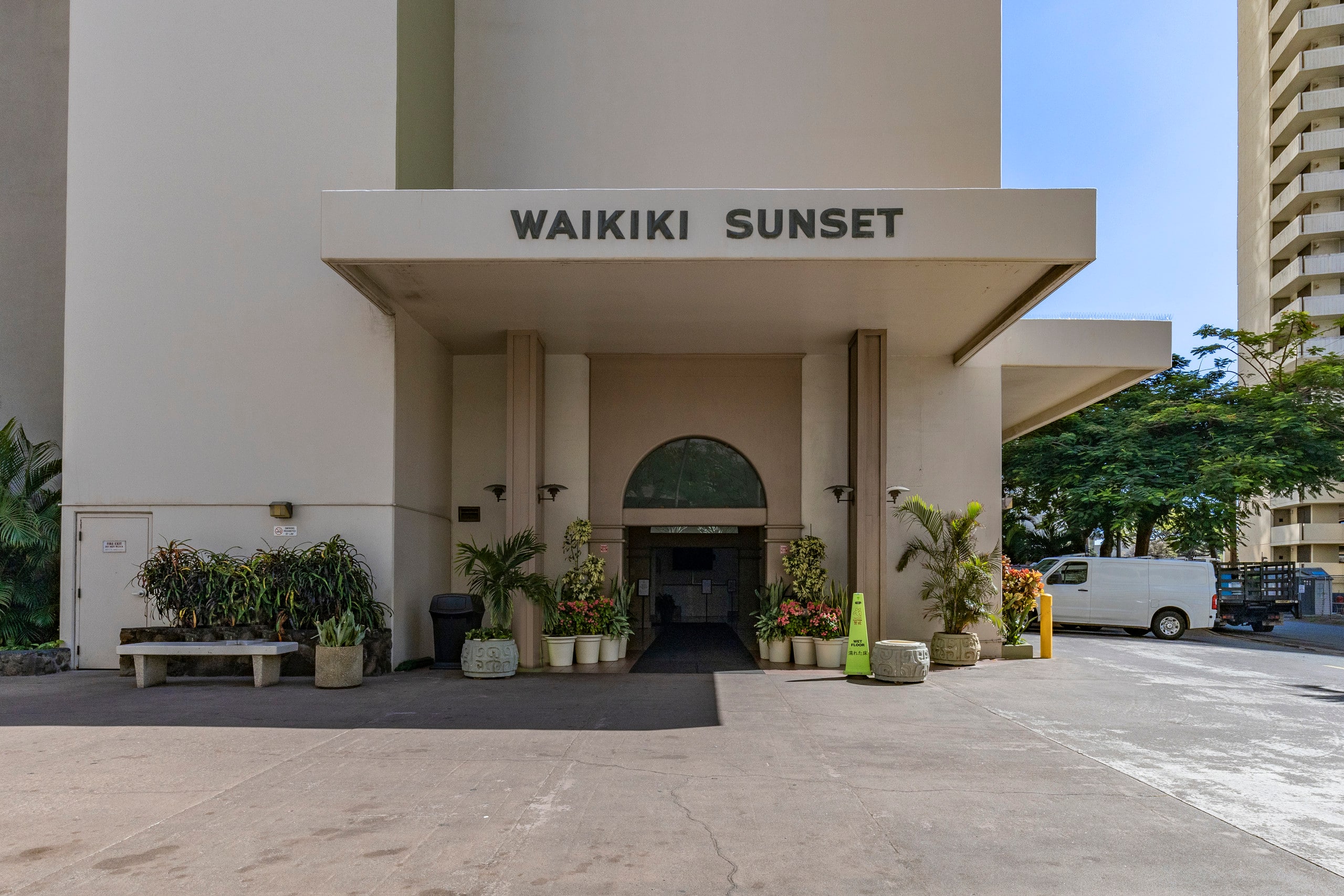 Modern Waikiki Hideaway Bright, Breezy & Beautiful - Image 26