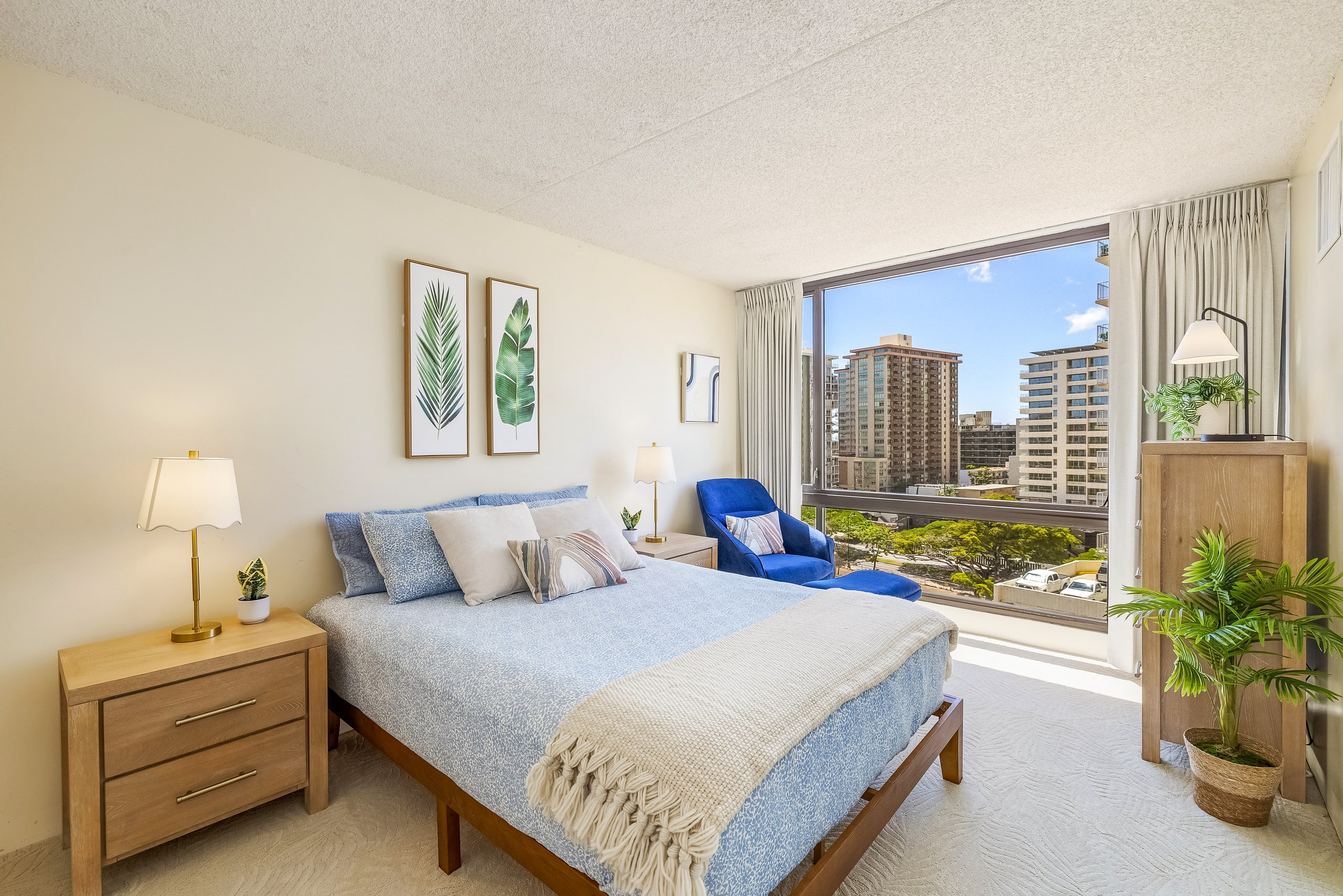 Modern Waikiki Hideaway Bright, Breezy & Beautiful - Image 1