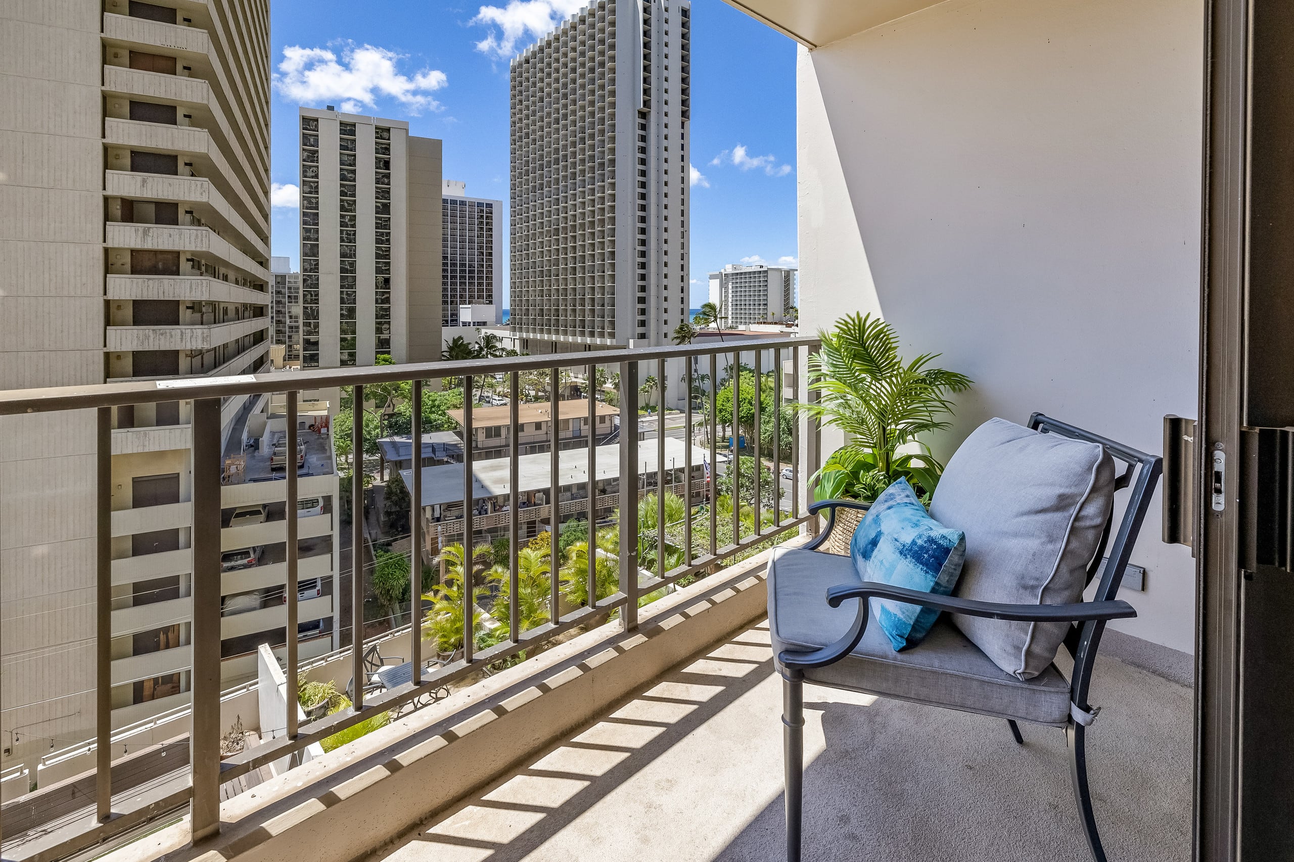 Modern Waikiki Hideaway Bright, Breezy & Beautiful - Image 23