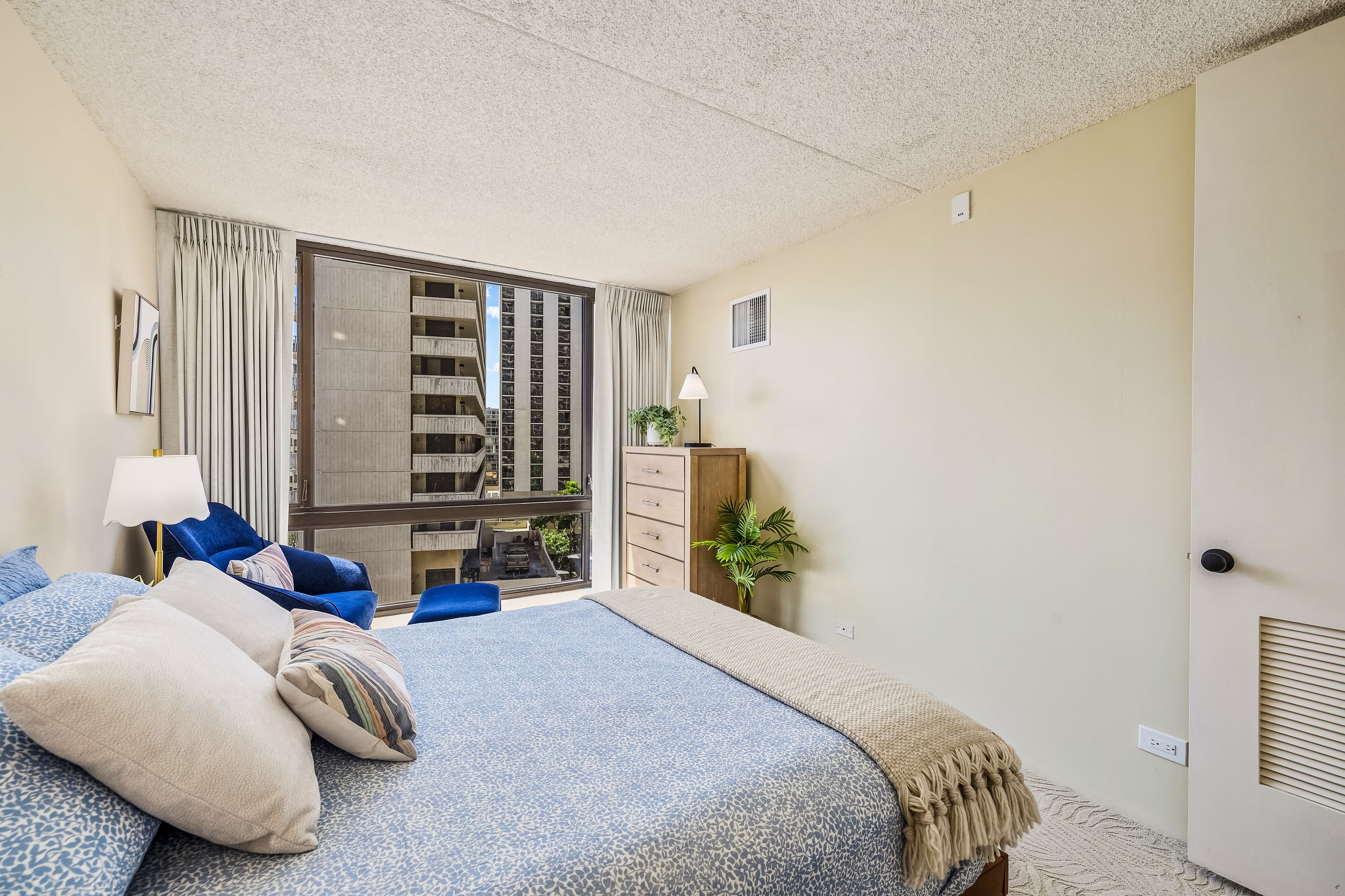 Modern Waikiki Hideaway Bright, Breezy & Beautiful - Image 17