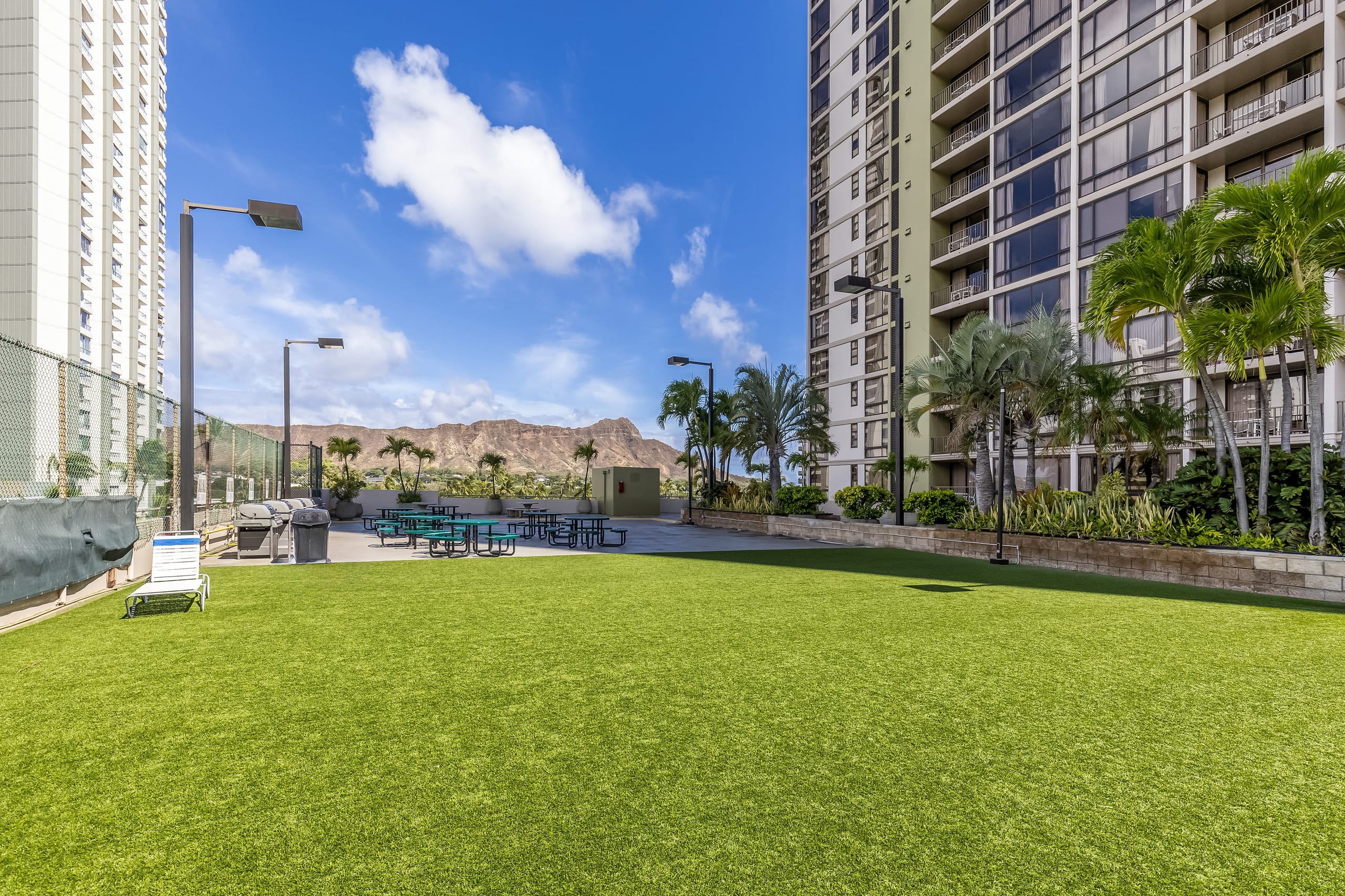 Modern Waikiki Hideaway Bright, Breezy & Beautiful - Image 32