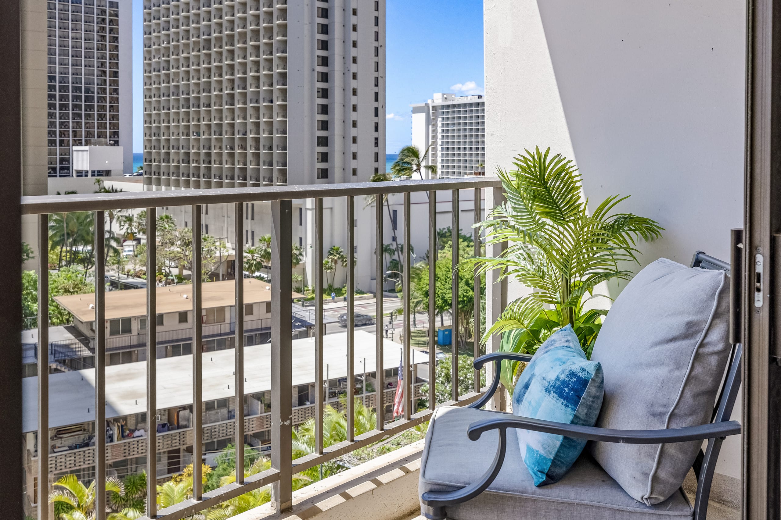 Modern Waikiki Hideaway Bright, Breezy & Beautiful - Image 19