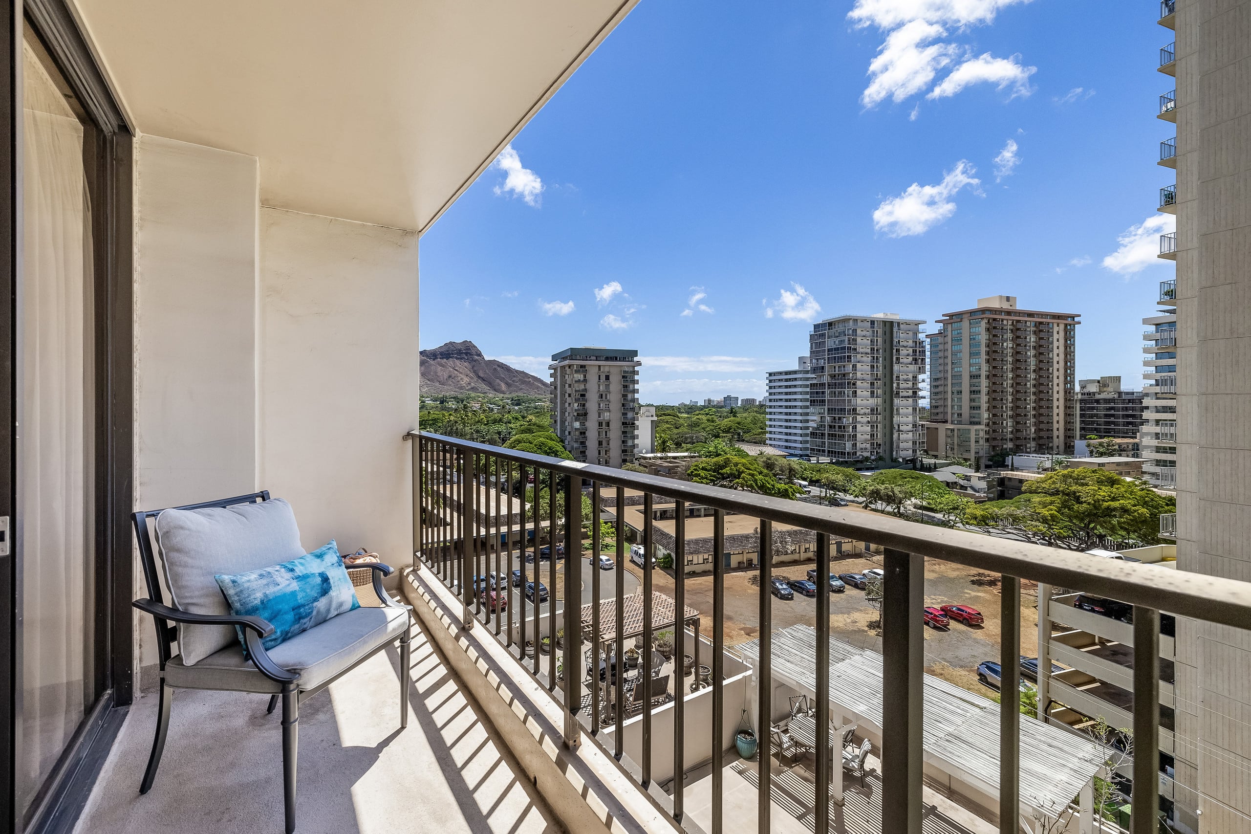 Modern Waikiki Hideaway Bright, Breezy & Beautiful - Image 21
