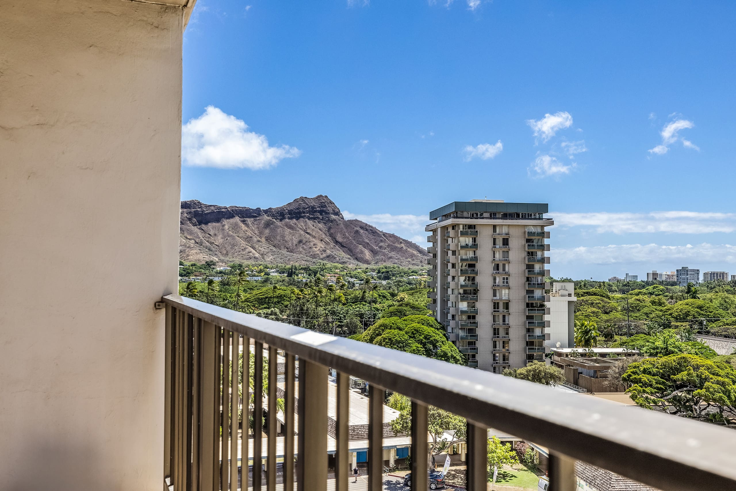 Modern Waikiki Hideaway Bright, Breezy & Beautiful - Image 22
