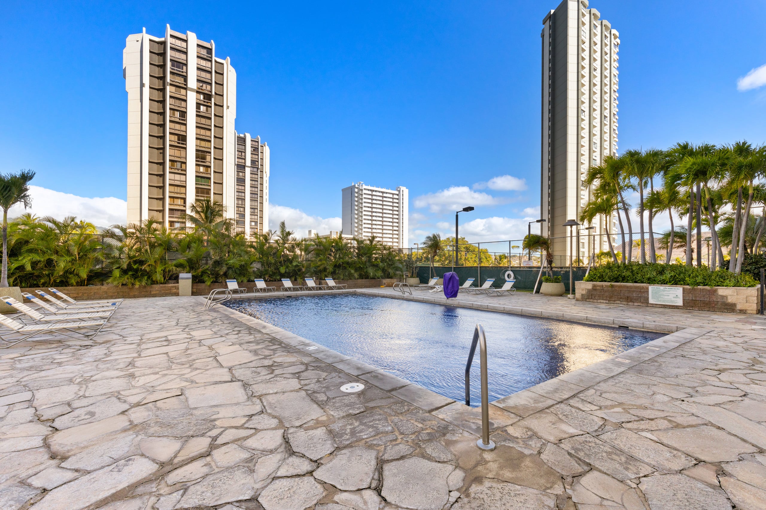Modern Waikiki Hideaway Bright, Breezy & Beautiful - Image 28