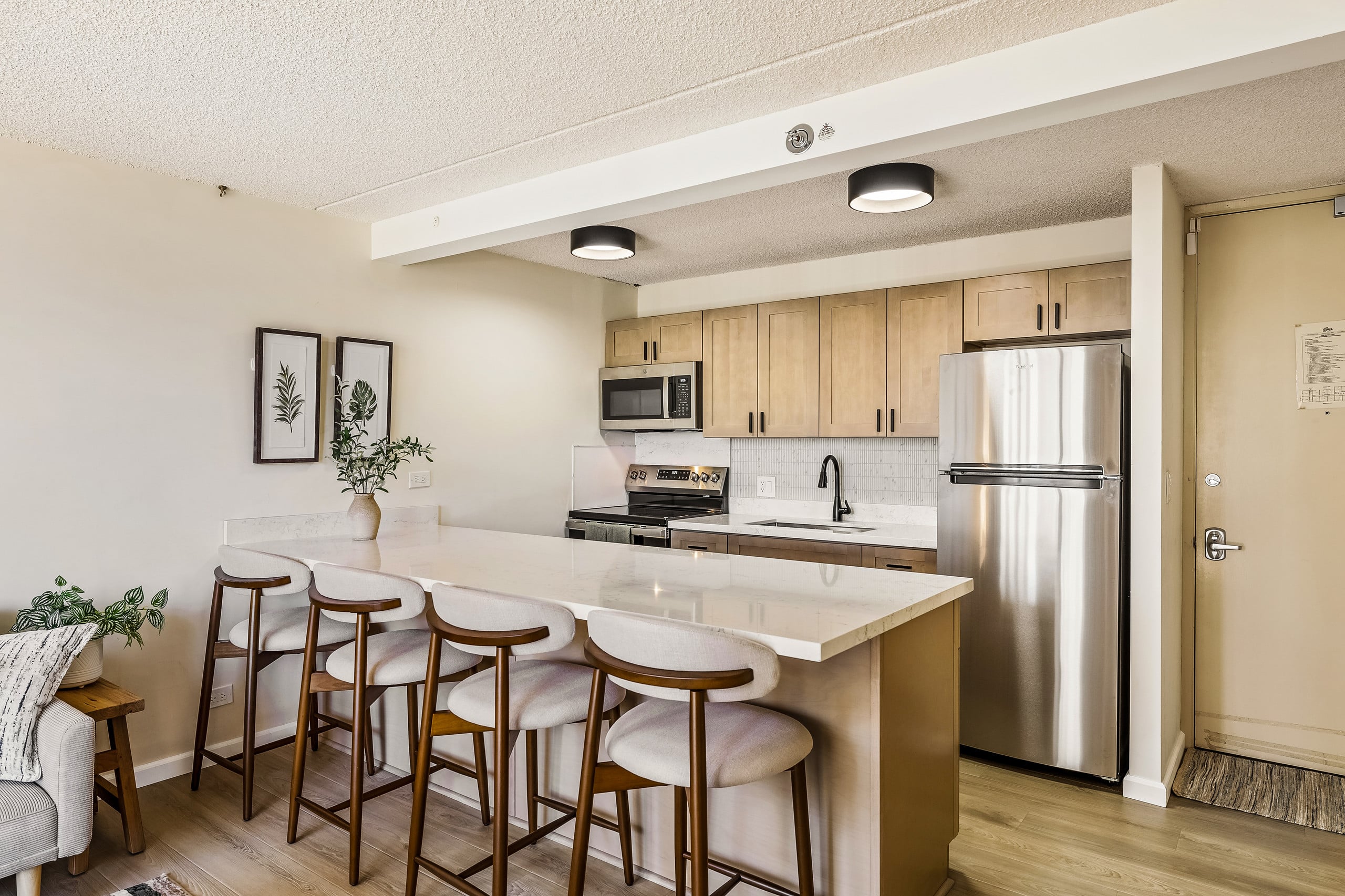 Modern Waikiki Hideaway Bright, Breezy & Beautiful - Image 10