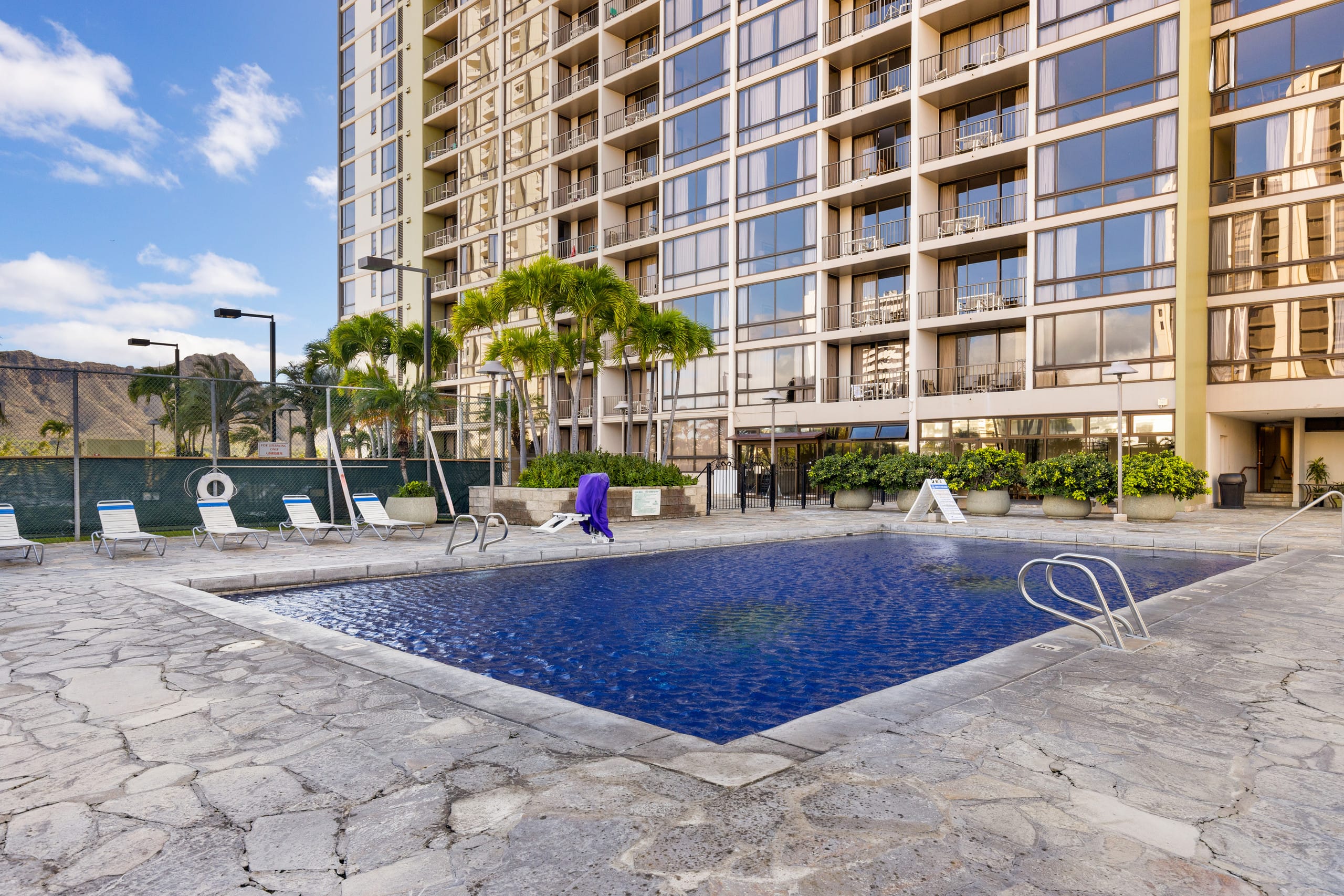 Modern Waikiki Hideaway Bright, Breezy & Beautiful - Image 27