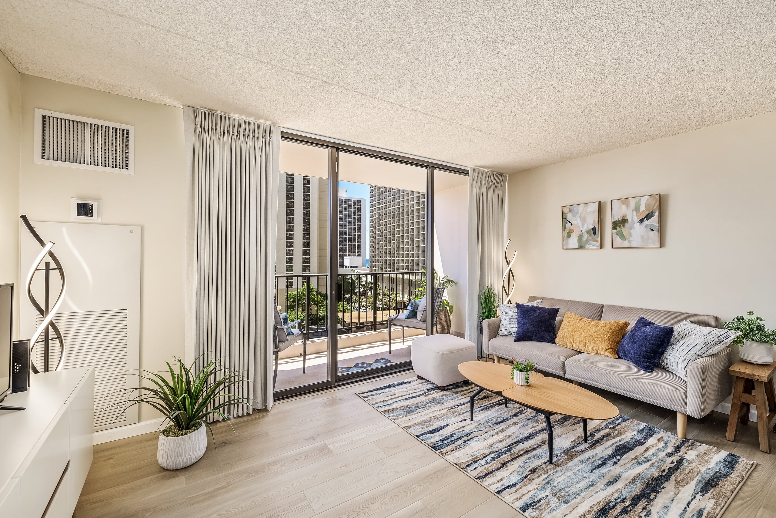 Modern Waikiki Hideaway Bright, Breezy & Beautiful - Image 5